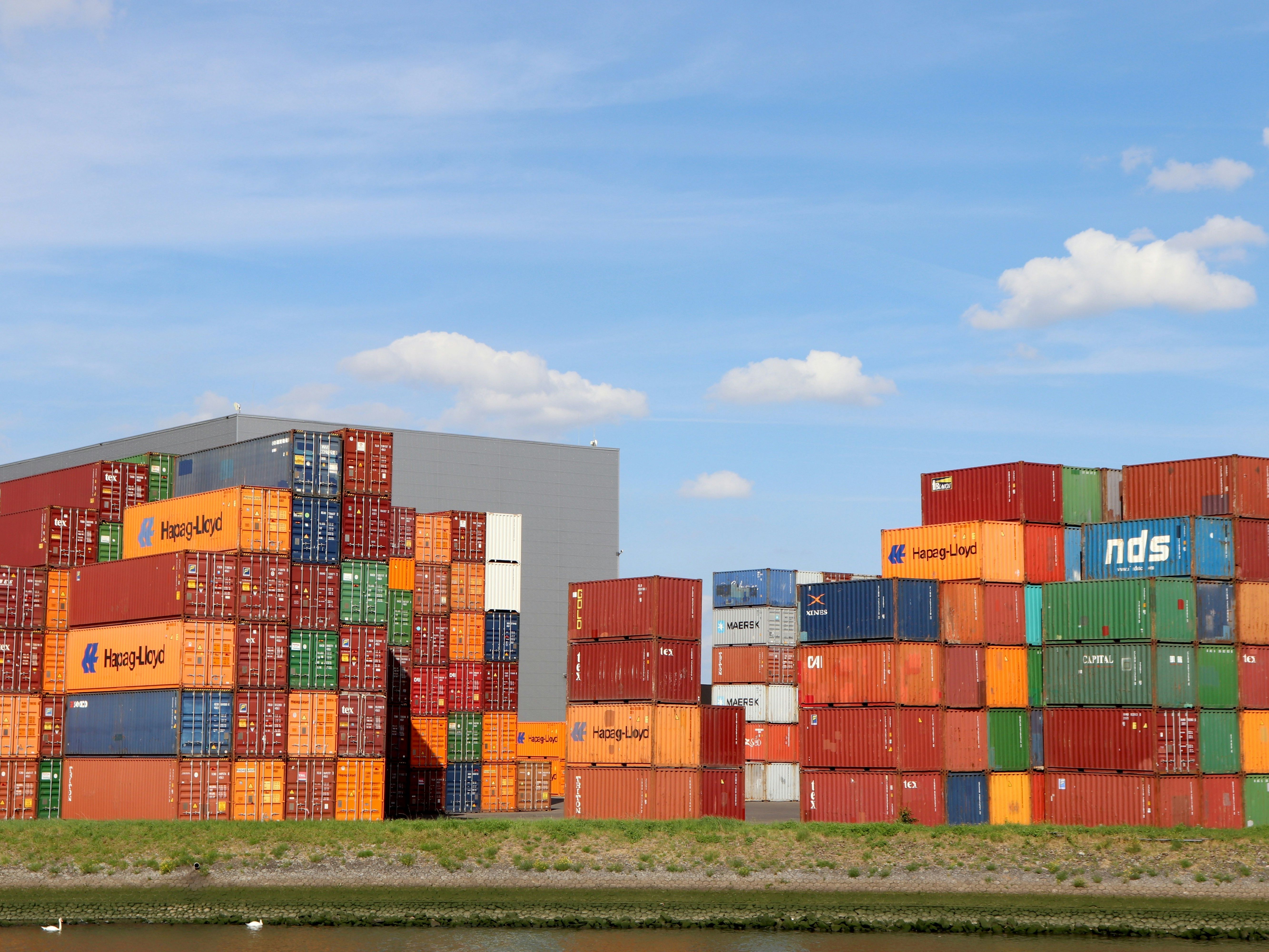 clustering container